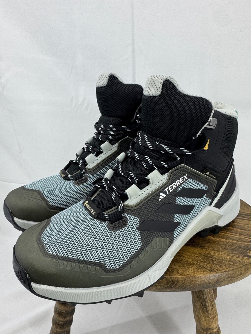 adidas Womens Terrex Swift R3 Mid Trail Hiking Trail GoreTex Boots, sz 7.5